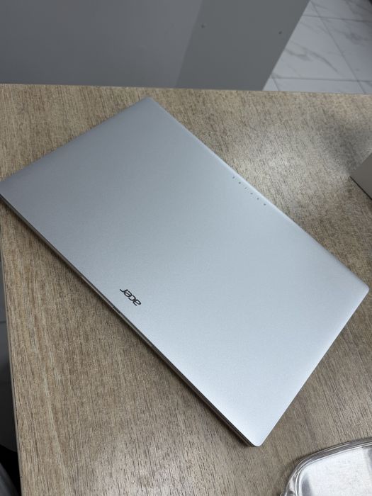 Ноутбук Acer Новый,скачен Windows