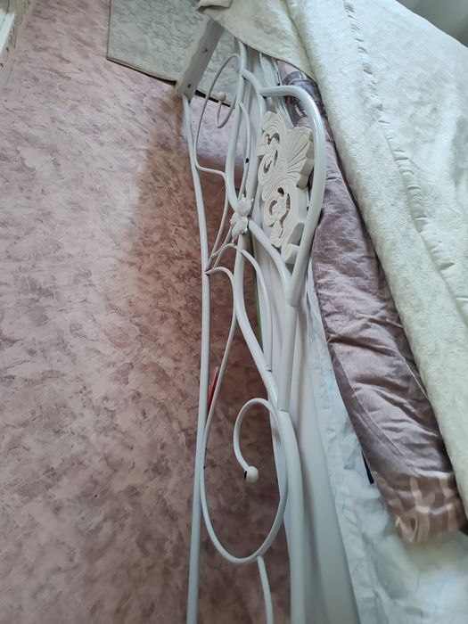 Продам кровать без матраса