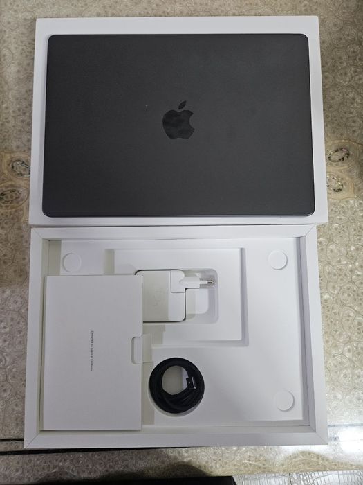 MacBook Pro M3 Pro spaceblack Ram 18GB/ssd 512 full box sotiladi