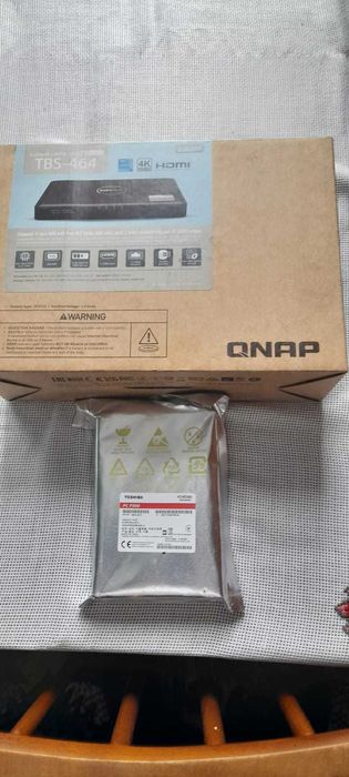 Vand QNAP TBS-464-8G + Toshiba P300 3.5 6TB SATA3 noi sigilate
