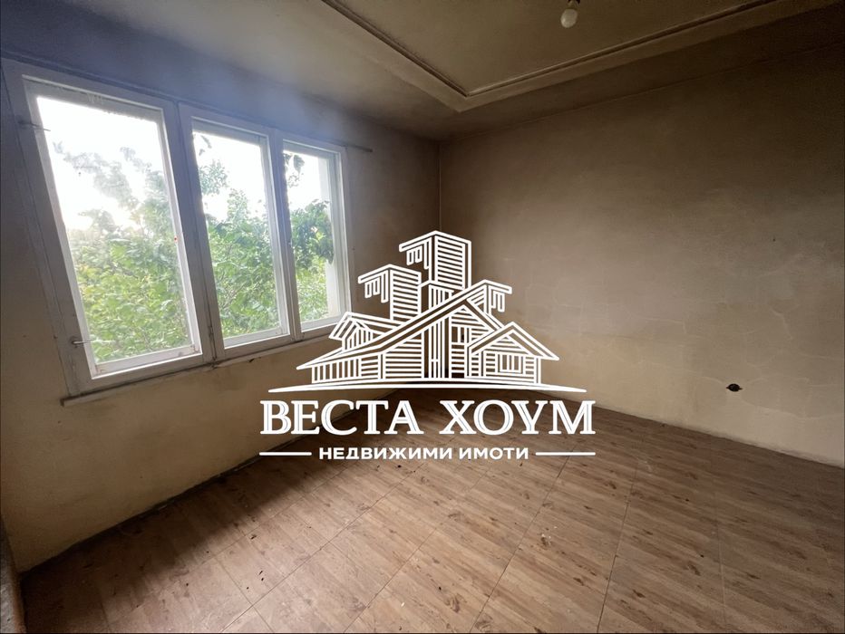 Двуетажна къща в гр. Крън