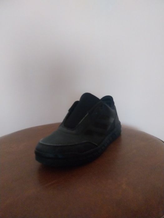 Încălțăminte adidas fără șireturi