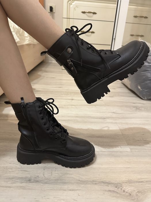 Продам женские ботинки, черные и белые