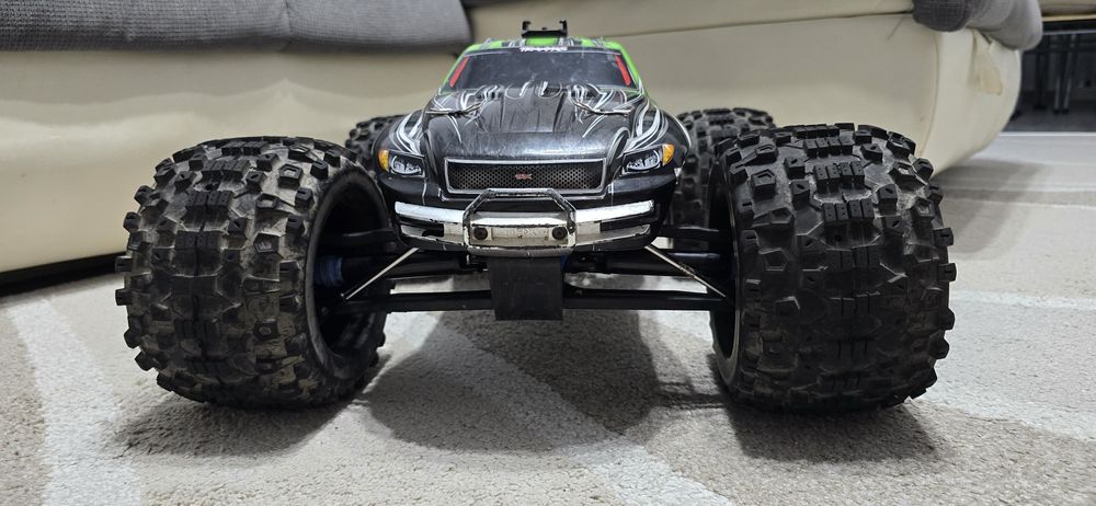 Automodel Traxxas Revo 3.3 roller