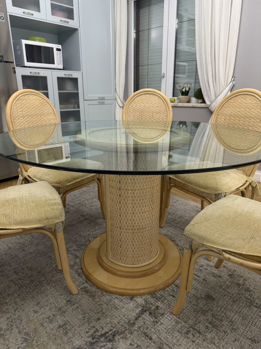 Продам кухонный стол и стулья