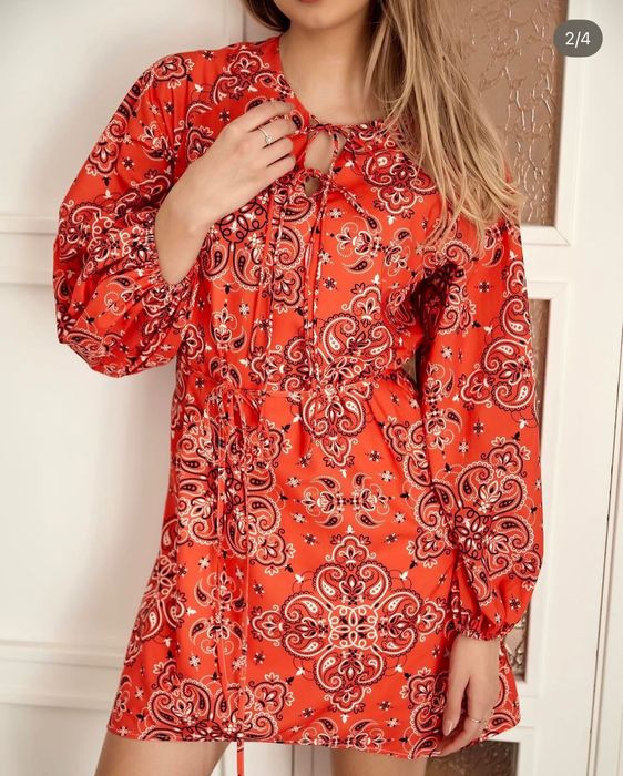 Женское платье красного цвета из очень приятной ткани