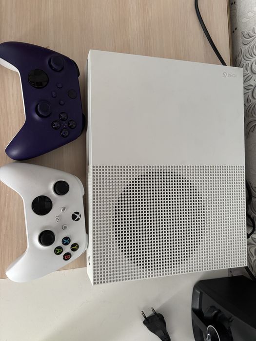 Xbox one S 1TB два новых оригинальных джойстика