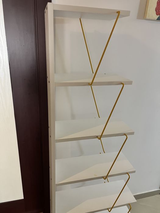 Etajera cu insertii metalice