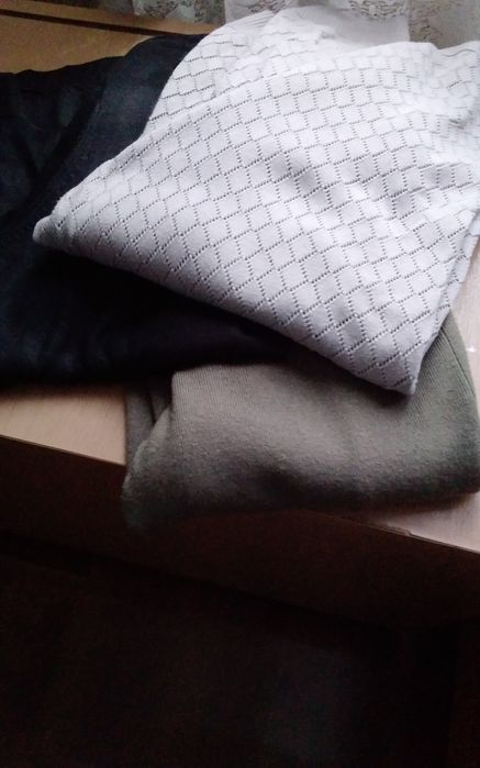 Дамски жилетки и бяла ажурена