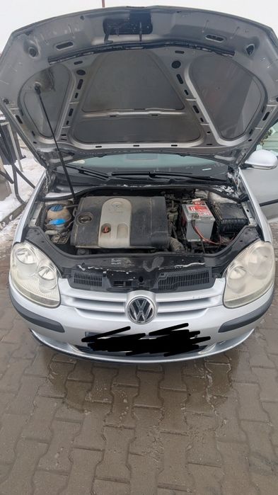 Vând Volkswagen Golf  5  Benzină – 2004 – 1700€ negociabil
