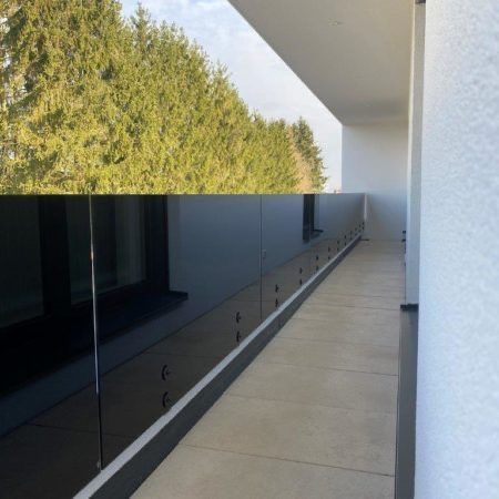 Стеклянний перилла, Стеклянний перегародка