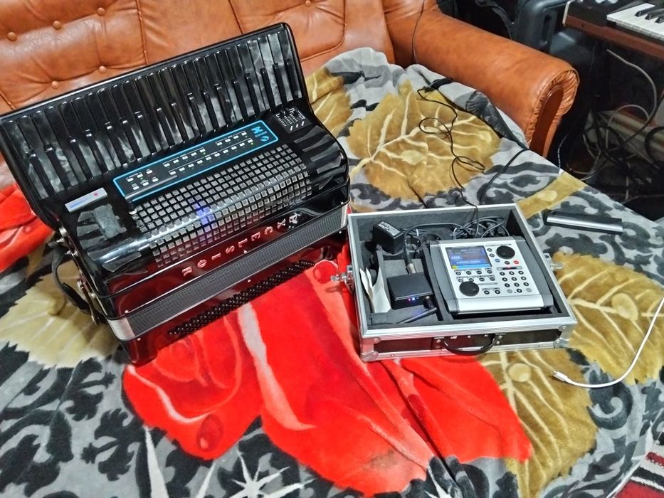 Vând acordeon Excelsior  cu midii și juzii 2.