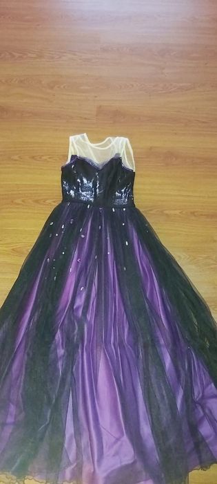 Платья вечерние