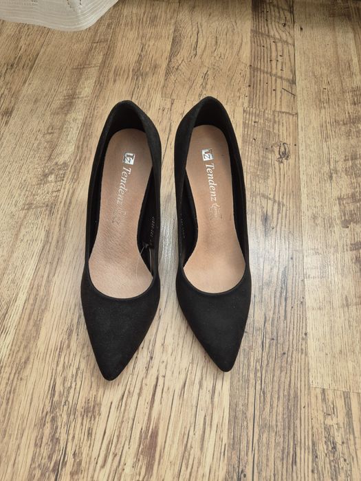 Чисто нови обувки на прав  ток