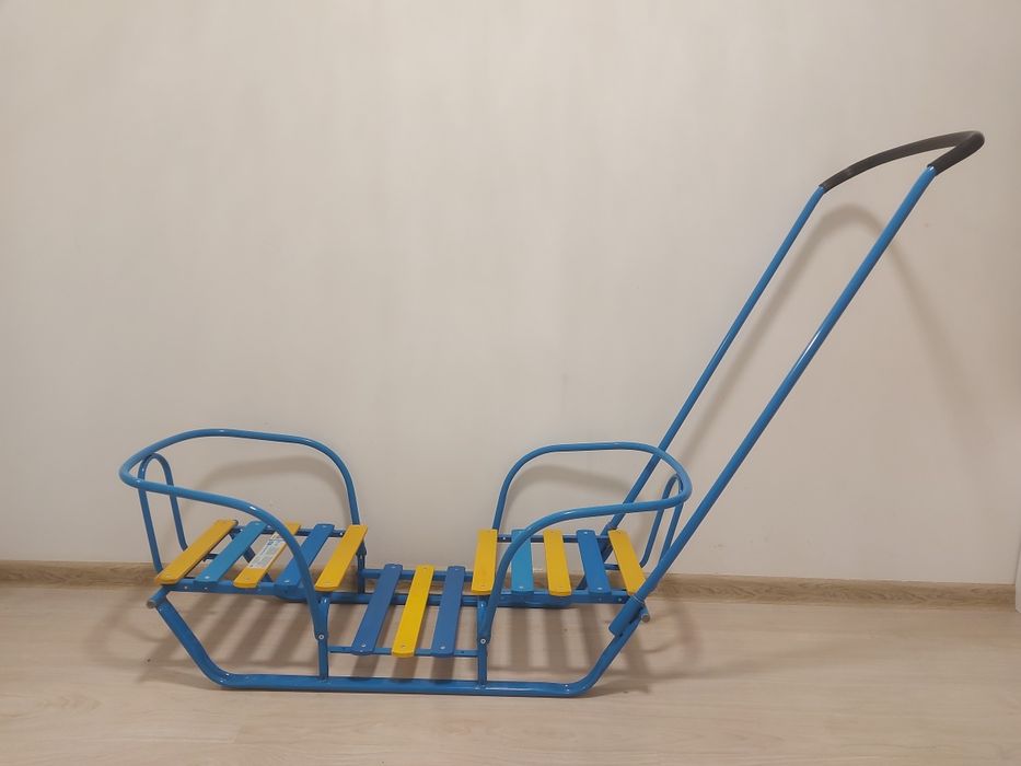 Санки-двойняшки.