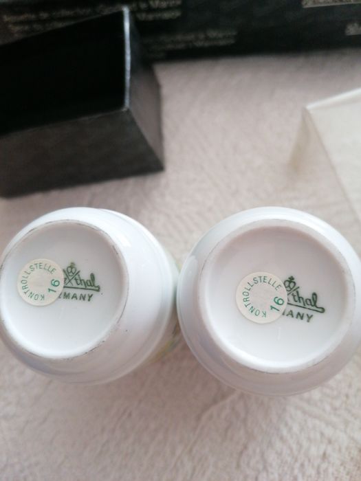 Чаши и чиния ваза червено стъкло и порцеланов сервиз за чай