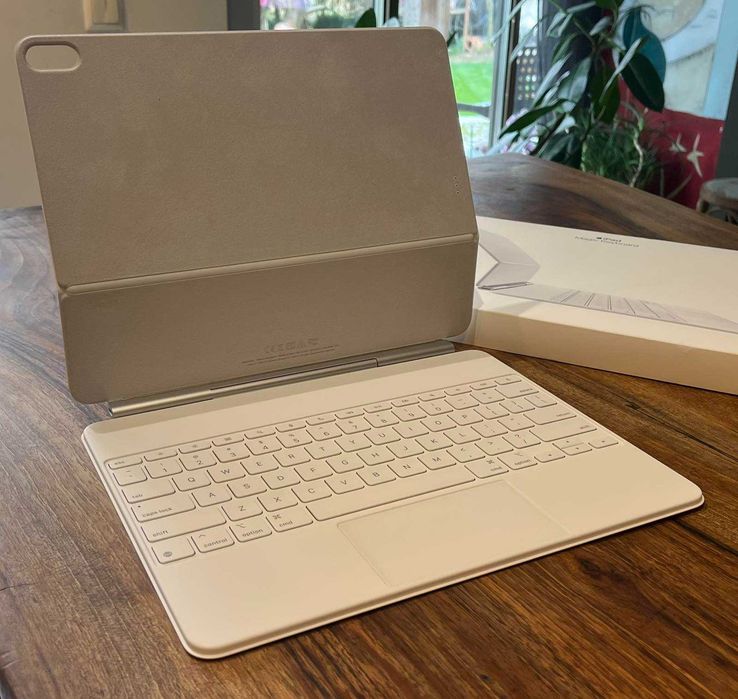 Продавам НОВA Magic Keyboard бяла за Apple Ipad 13 AIR (M4)