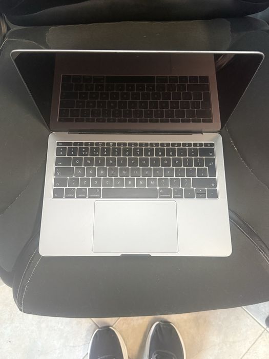 Apple  MacBook