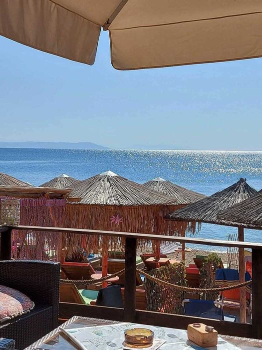 Студия с магазин за бизнес на първа линия  в Паралия Врасна, Гърция