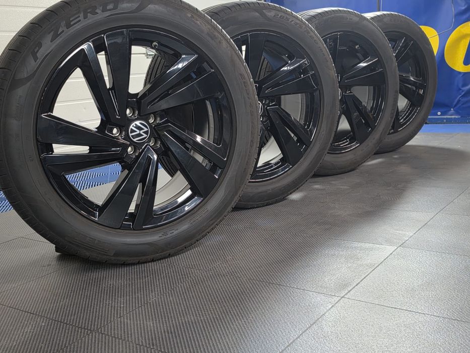 Оригинални джанти VW Touareg 20" 5x112 + Гуми Pirelli 285/45/20 Черен Гланц