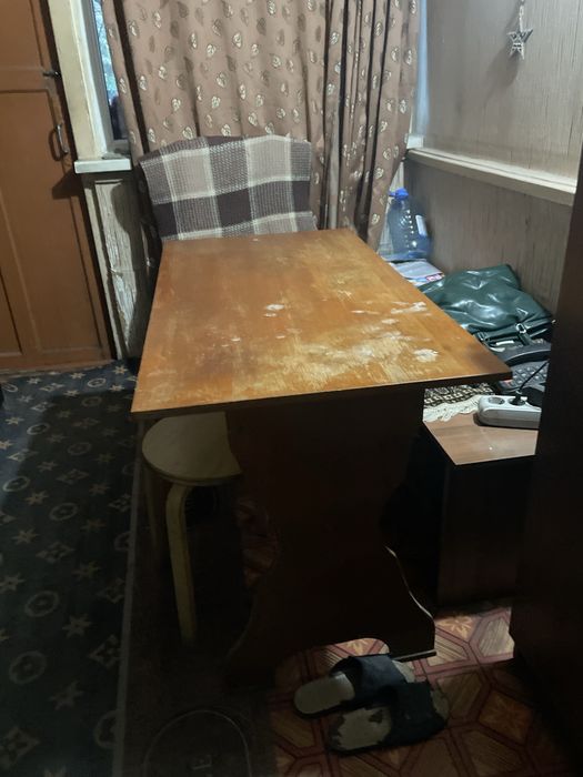 Тумба стол зеркало и маленький шкаф