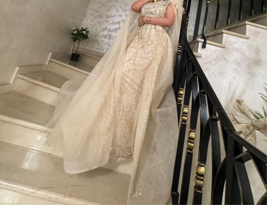 Vand rochie cu trena detasabila