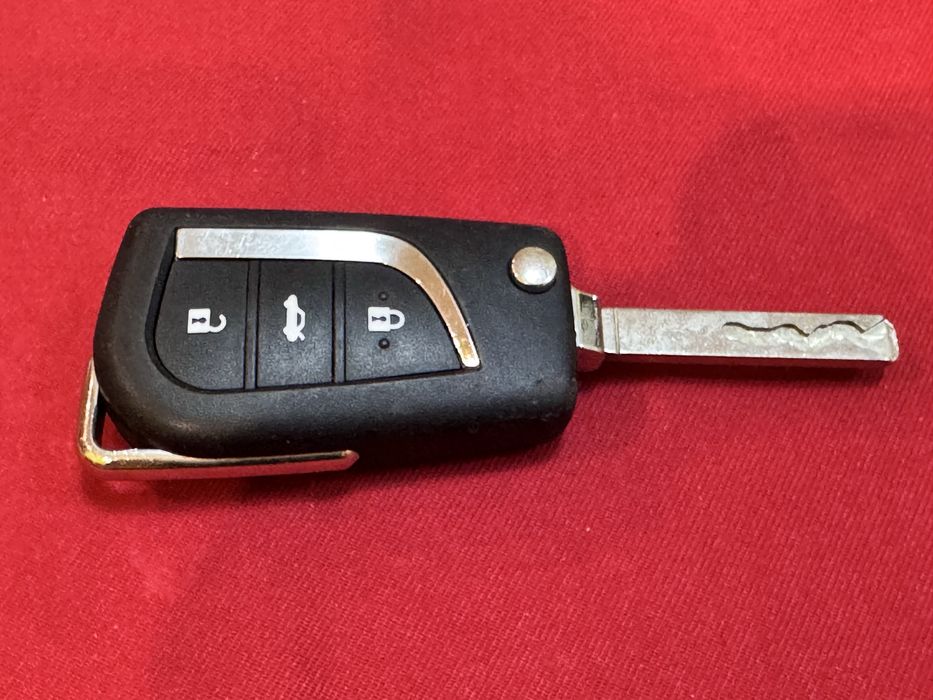 Ключ за Toyota  Rav 4  Corola Auris Yaris оригинален стъваем с 3бутона