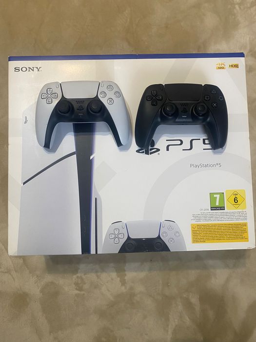 PlayStation 5 (PS5) с два контролера