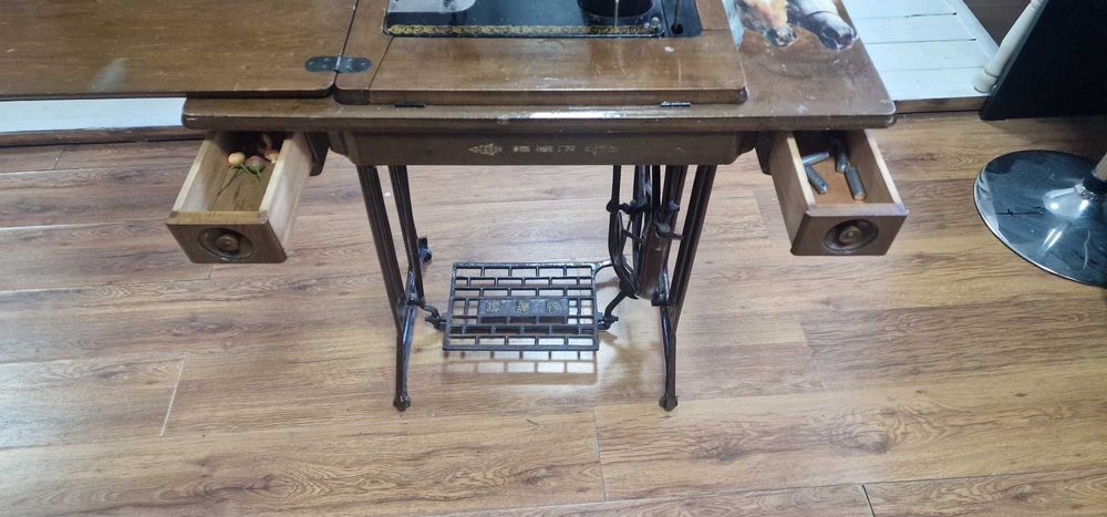 Машинка швейная со столом