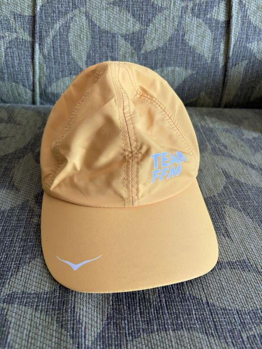 Шапка с козирка на Hoka