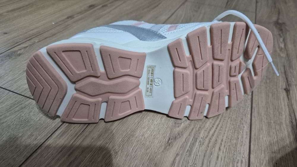 Спортни обувки в бяло и розово