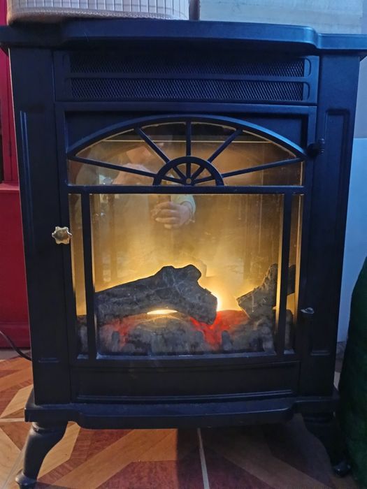 Светеща камина на ток