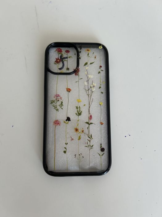 Чехол на iPhone 15 с цветочным рисунком