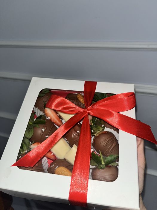 Клубника и финики в шоколаде