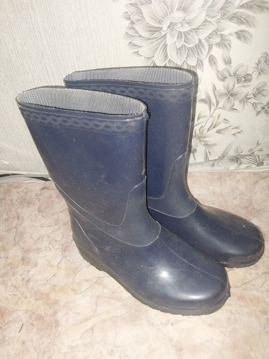 Продам резиновые сапоги