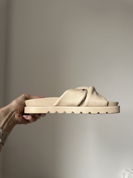 Шлепки Stradivarius