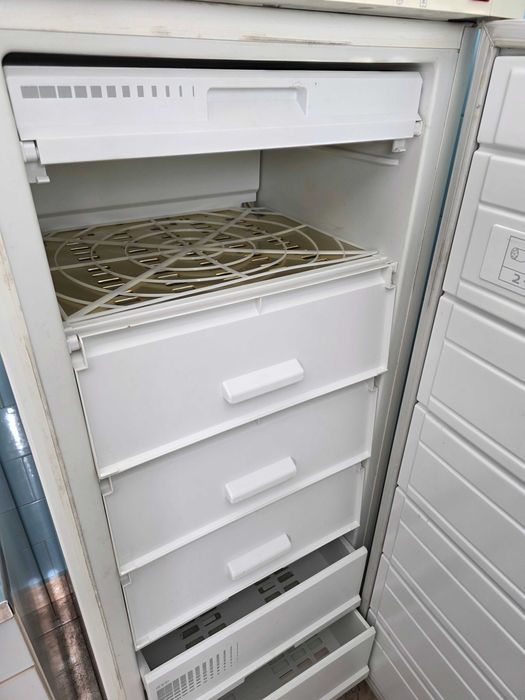 Продавам два фризера SNAIGE -122 единия е почти нов ИЗГОДНО