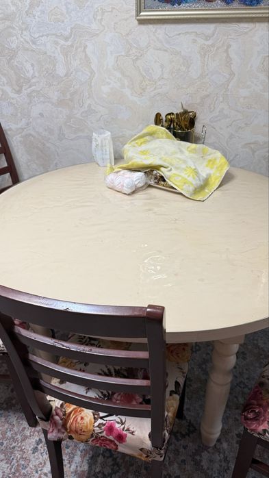 Срочно продам стол со стульями