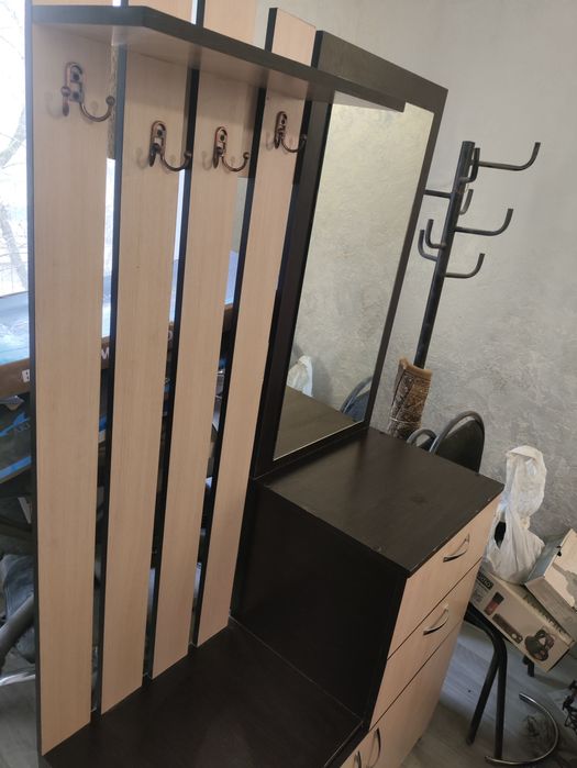 Продам комод в прихожую.