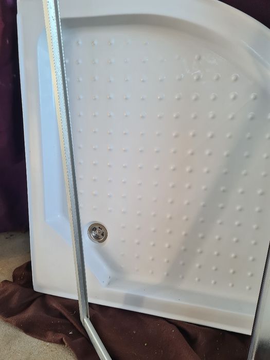 Cabina dus cu cada semirotunda