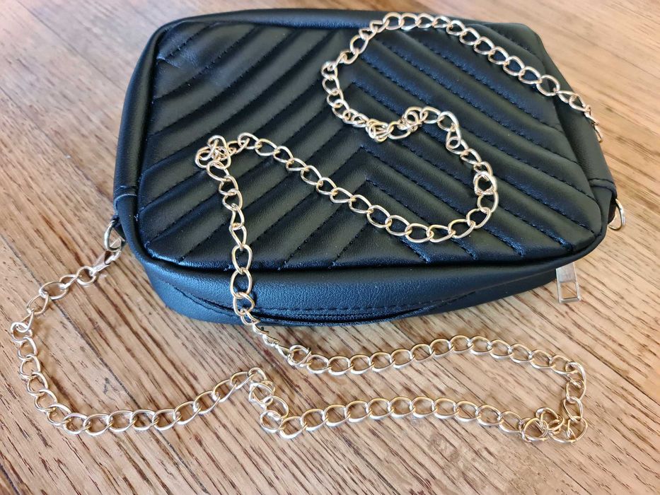 Дамска чанта в плътен черен цвят и с подарък малка чантичка