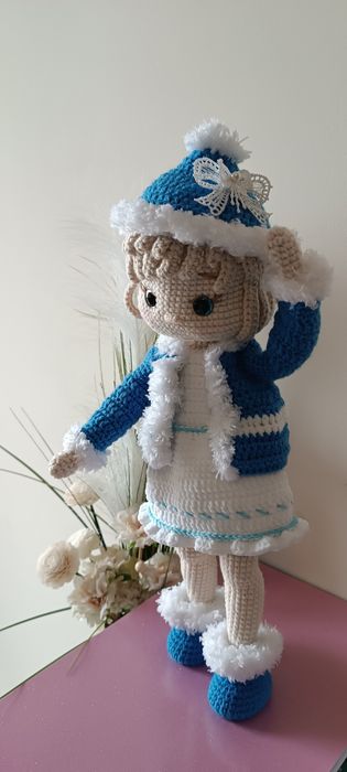 Позираща плетена кукла