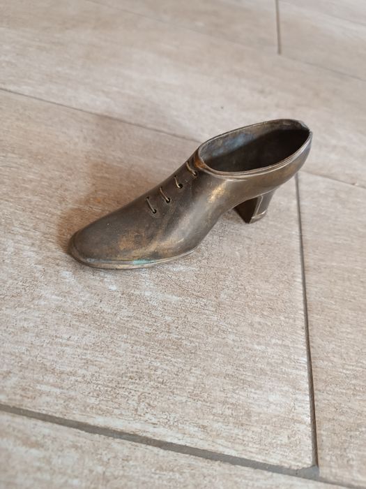 Бронзов пепелик обувка