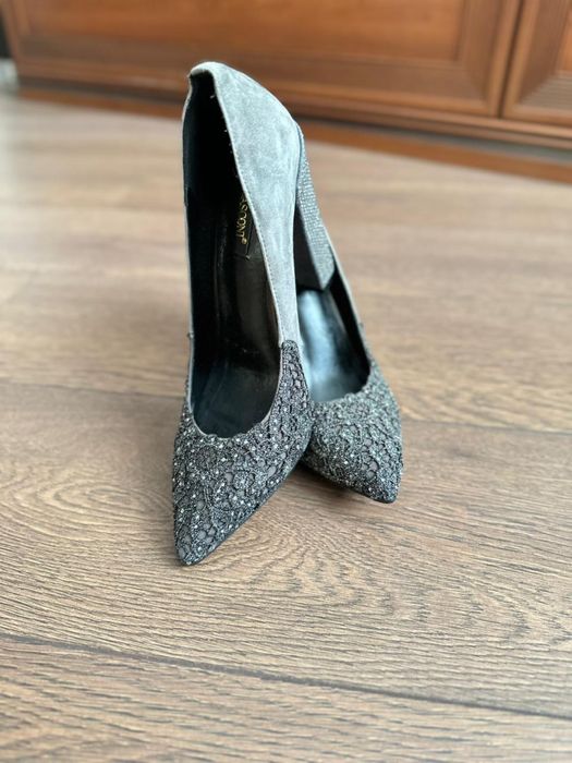 Продам замшевые туфли