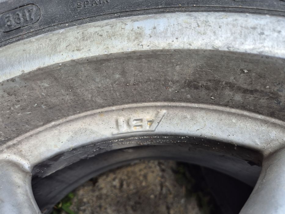 Продавам джанти с гуми.