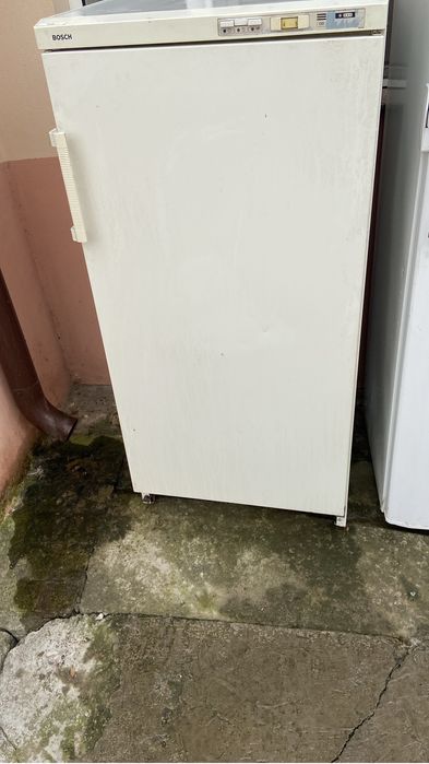 vand congelatoare si la toate trei bonus un pat single