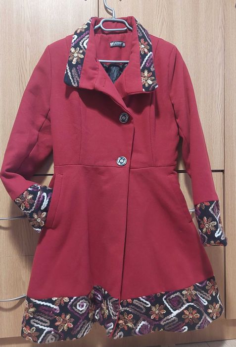 Palton rosu cu broderie