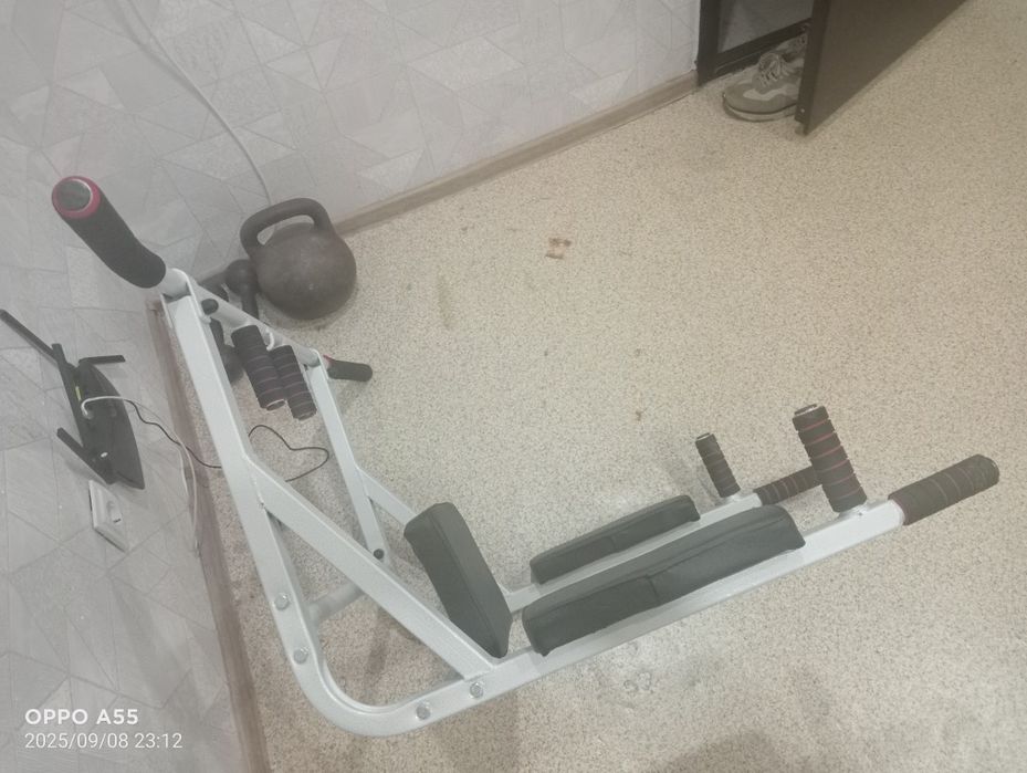 В продаже турник настенный