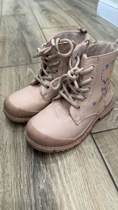 Бесплантно 4 пары обуви для девочки