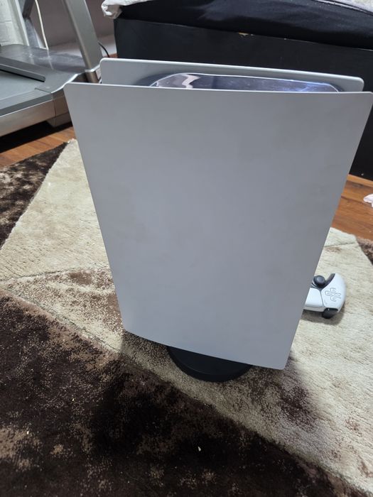 Vând Consola PlayStation 5 Digital Edition (PS5) Slim, 825 GB+ 2 controlăre +contul de jocuri